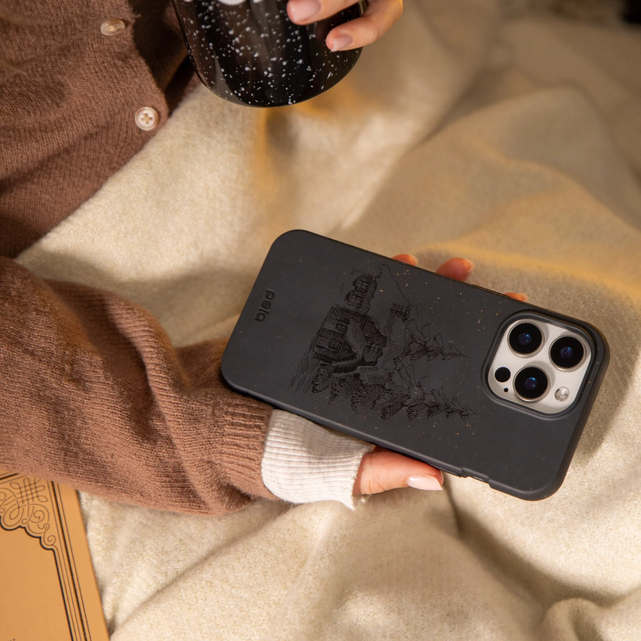 Black Lone Cabin Samsung Galaxy S21 Case - Image 5