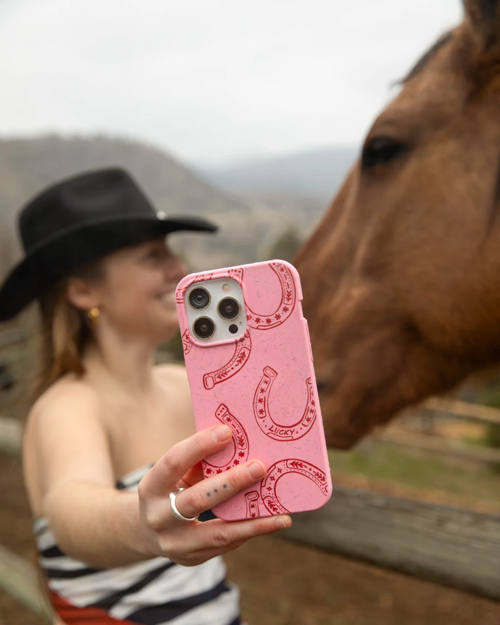 Bubblegum Pink Lucky Horseshoe Samsung Galaxy S22 Case - Image 2