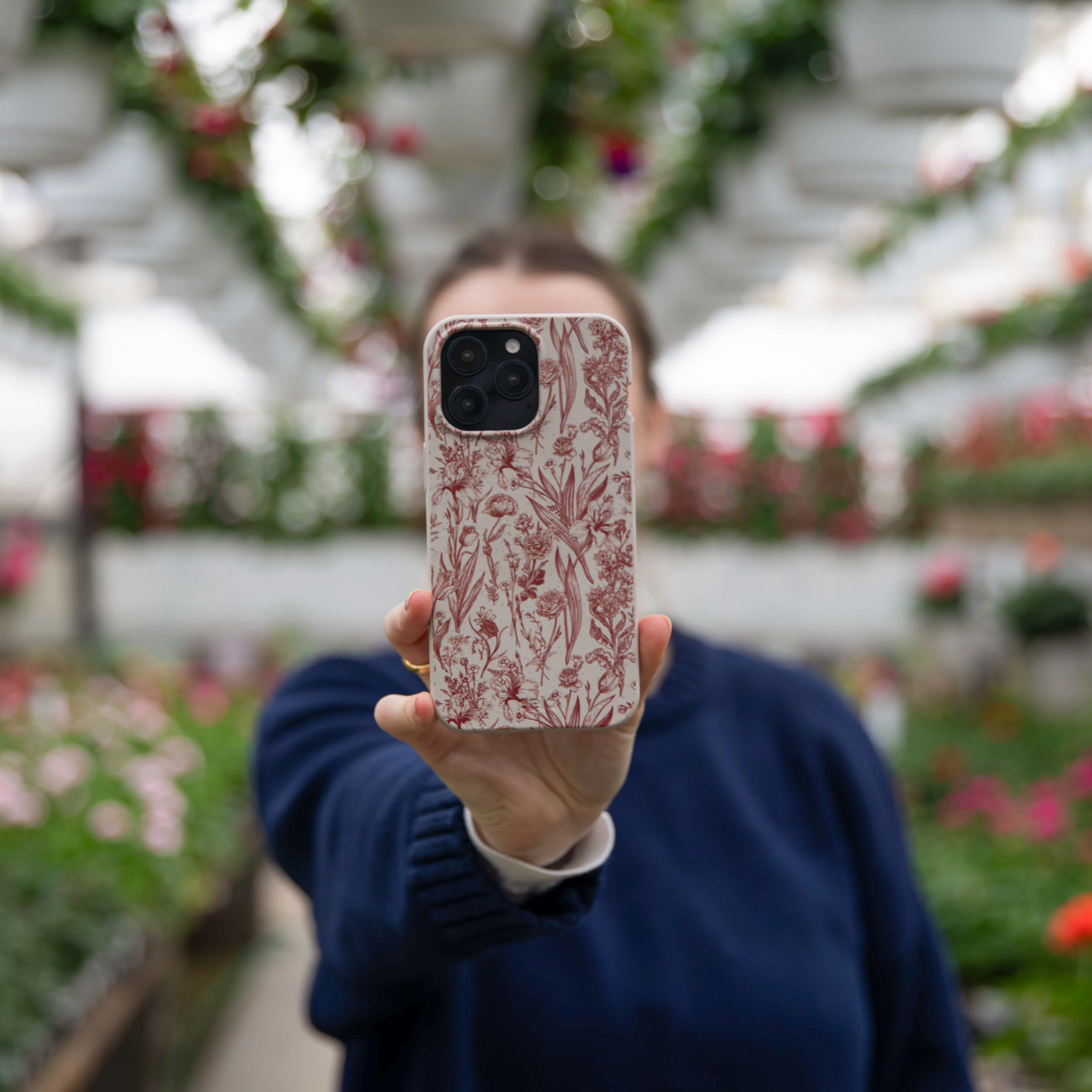 London Fog Crimson Bouquet Google Pixel 7 Case - Image 2